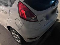 Gebraucht Ford Fiesta 101 PS (74 kW) 2015 Weiß Kleinwagen