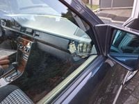 Gebraucht Mercedes E230 136 PS (100 kW) 1992 Schwarz Limousine
