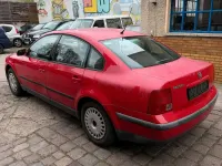 Gebraucht VW Passat 100 PS (73 kW) 1998 Rot Limousine