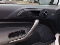 Gebraucht Ford Fiesta Trend 60 PS (44 kW) 2011 Weiß Kleinwagen