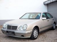 Gebraucht Mercedes E220 Classic 95 PS (69 kW) 1997 Beige Limousine