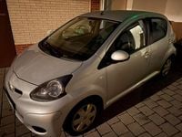 Gebraucht Toyota Aygo 68 PS (50 kW) 2009 Silber Kleinwagen
