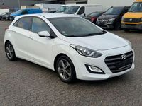 Gebraucht Hyundai i30 Passion 101 PS (74 kW) 2016 Weiß Limousine