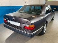 Gebraucht Mercedes E200 118 PS (86 kW) 1991 Schwarz Limousine