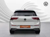 Gebraucht VW Golf VIII Active 131 PS (96 kW) 2023 Oryxweiß perlmutteffekt Limousine