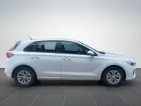 Gebraucht Hyundai i30 Select 120 PS (88 kW) 2017 Weiß Limousine