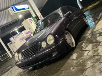 Gebraucht Mercedes E220 143 PS (105 kW) 2001 Violet Limousine