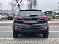 Gebraucht Hyundai i20 Select 75 PS (55 kW) 2020 Schwarz Kleinwagen