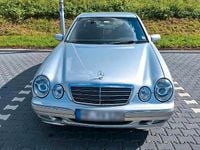Second-hand Mercedes E220 143 CP (105 kW) 2001 Argintiu Berlinǎ