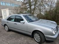 gebraucht Mercedes E280 4MATIC ELEGANCE/KLIMA/SHZ/PDC/TEMP