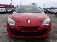 Gebraucht Renault Mégane III Authentique 101 PS (74 kW) 2011 Hellrot Kleinwagen