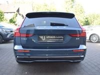 Gebraucht Volvo V60 197 PS (144 kW) 2023 Denim blue / metallic Kombi