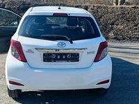 Gebraucht Toyota Yaris 69 PS (50 kW) 2012 Weiß Kleinwagen