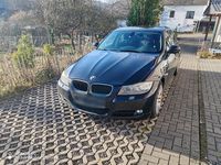 Gebraucht BMW 318 143 PS (105 kW) 2011 Schwarz Limousine