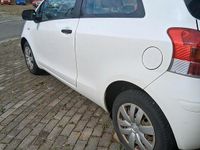 Gebraucht Toyota Yaris 70 PS (51 kW) 2010 Weiß Kleinwagen