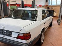 Gebraucht Mercedes E200 118 PS (86 kW) 1988 Weiß Limousine
