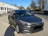 Gebraucht Hyundai i20 Passion 84 PS (61 kW) 2016 Grau Kleinwagen