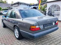 Gebraucht Mercedes 230 132 PS (97 kW) 1986 Grau Limousine