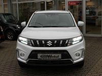 Gebraucht Suzuki Vitara Comfort 102 PS (75 kW) 2023 Pearl cool white metallic (metallic) SUV