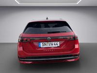 Gebraucht VW Passat Elegance 150 PS (110 kW) 2024 Rot / chilirot (metallic) Kombi
