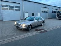 Gebraucht Mercedes E200 136 PS (100 kW) 1995 Gold Limousine