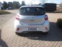 Gebraucht Hyundai i10 Select 67 PS (49 kW) 2021 Sleek silver Kleinwagen