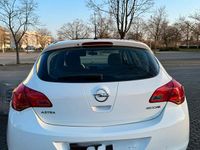 Używany Opel Astra 64 KM (47 kW) 2010 Biały Hatchback