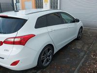 Gebraucht Hyundai i30 Trend 101 PS (74 kW) 2016 Weiß Limousine