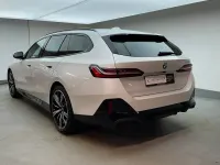 Gebraucht BMW 520 Comfort Edition 197 PS (144 kW) 2025 Mineralweiß metallic Kombi
