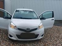 Gebraucht Toyota Yaris 69 PS (50 kW) 2013 Weiß Kleinwagen