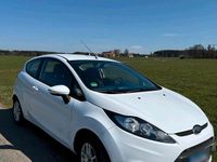 Gebraucht Ford Fiesta 60 PS (44 kW) 2010 Weiß Kleinwagen