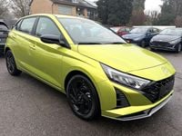 Neu Hyundai i20 90 PS (66 kW) 2025 Gelb Limousine