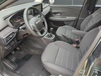 Neu Dacia Sandero Expression 101 PS (74 kW) 2025 Zedergrün Limousine