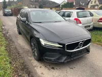 Gebraucht Volvo V60 Momentum 150 PS (110 kW) 2020 Onyx black / metallic Kombi
