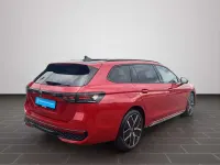 Gebraucht VW Passat R-line 265 PS (194 kW) 2025 Chilirot metallic grenadillschwarz metallic (metallic) Kombi