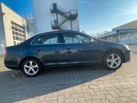 Gebraucht VW Jetta 105 PS (77 kW) 2006 Blau Limousine