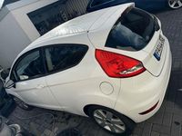 Gebraucht Ford Fiesta Ambiente 60 PS (44 kW) 2011 Weiß Kleinwagen