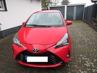 Gebraucht Toyota Yaris 111 PS (81 kW) 2017 Rot Limousine
