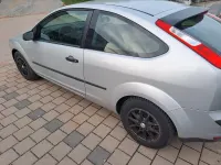 Usado Ford Focus Trend 101 CV (74 kW) 2005 Gris Berlina
