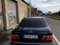 Gebraucht Mercedes E220 Elegance 143 PS (105 kW) 2001 Blau Limousine