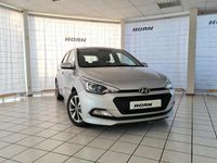 Gebraucht Hyundai i20 101 PS (74 kW) 2015 Sleek silver / met Coupé