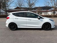Gebraucht Ford Fiesta 101 PS (74 kW) 2018 Weiß Kleinwagen