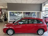 Gebraucht Mercedes B180 122 PS (89 kW) 2014 Rot Kleinwagen