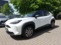 Gebraucht Toyota Yaris Hybrid 116 PS (85 kW) 2023 Platinum white pearl mc. (089)/ black mi (metallic) SUV