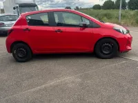 Gebraucht Toyota Yaris 69 PS (50 kW) 2015 Rot Kleinwagen