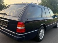 Gebraucht Mercedes E300 136 PS (100 kW) 1994 Blau Kombi