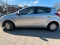 Gebraucht Hyundai i20 77 PS (56 kW) 2012 Silber Kleinwagen