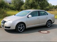 Second-hand VW Jetta 150 CP (110 kW) 2006 Auriu Berlinǎ