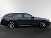 Gebraucht BMW 530e M Sport 299 PS (219 kW) 2024 Sophistograu brillanteffekt metallic Kombi