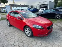 Gebraucht Volvo V40 120 PS (88 kW) 2017 Solidlak passion red / solid Limousine